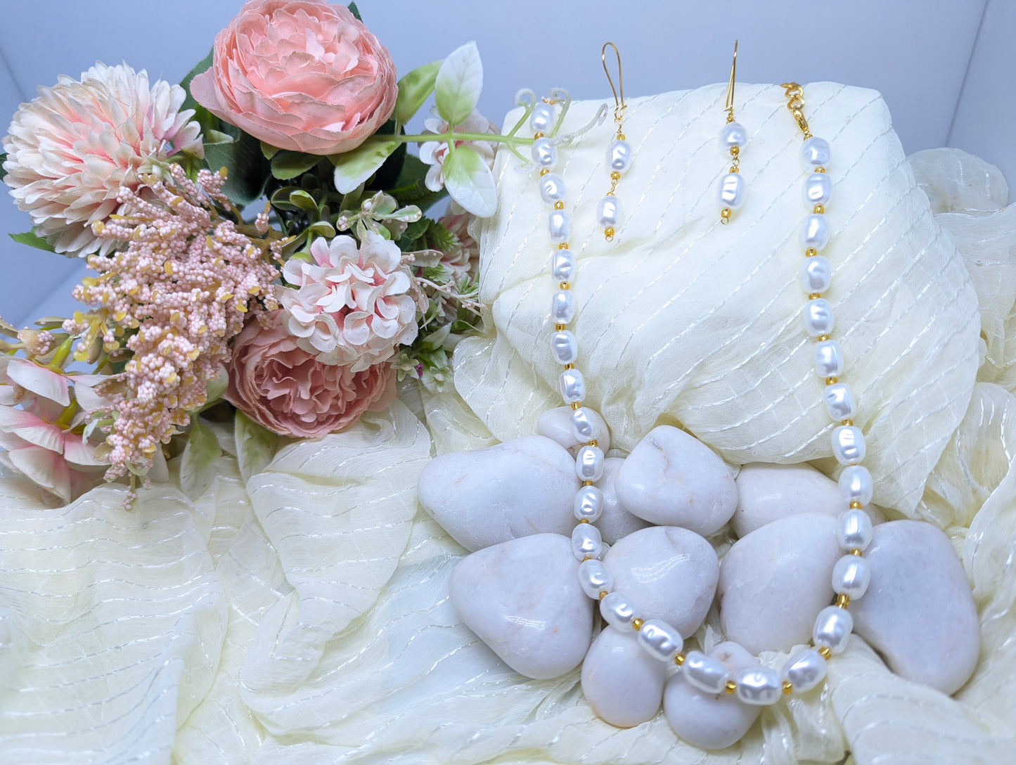 Lustrous Elegance: Classic Pearl Necklace (Gold)