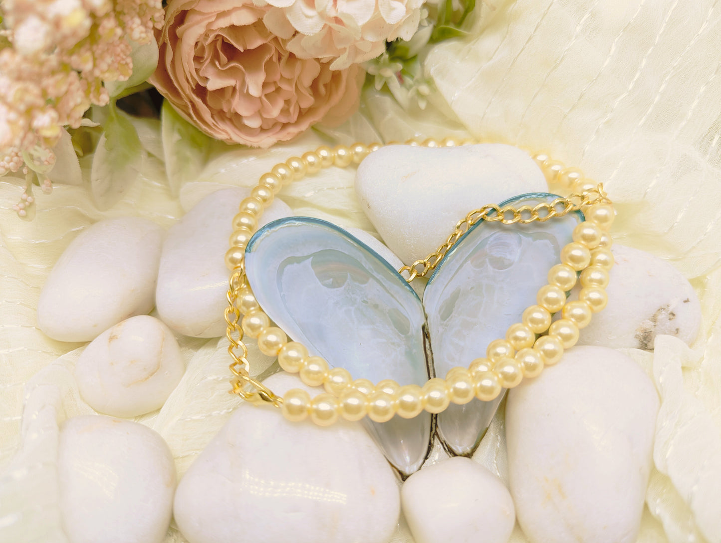 Lustrous Elegance: Classic Pearl Necklace (Gold)